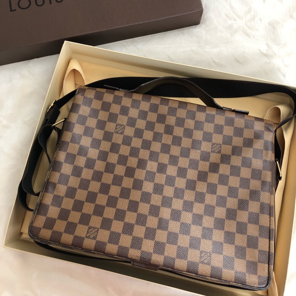 LV Damier Ebene Broadway Messenger Bag - Image 4