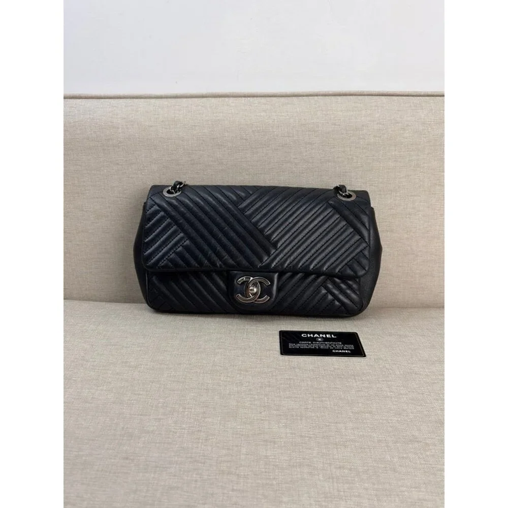 CHANEL Black Lambskin Chevron Flap Bag Medium - Image 2