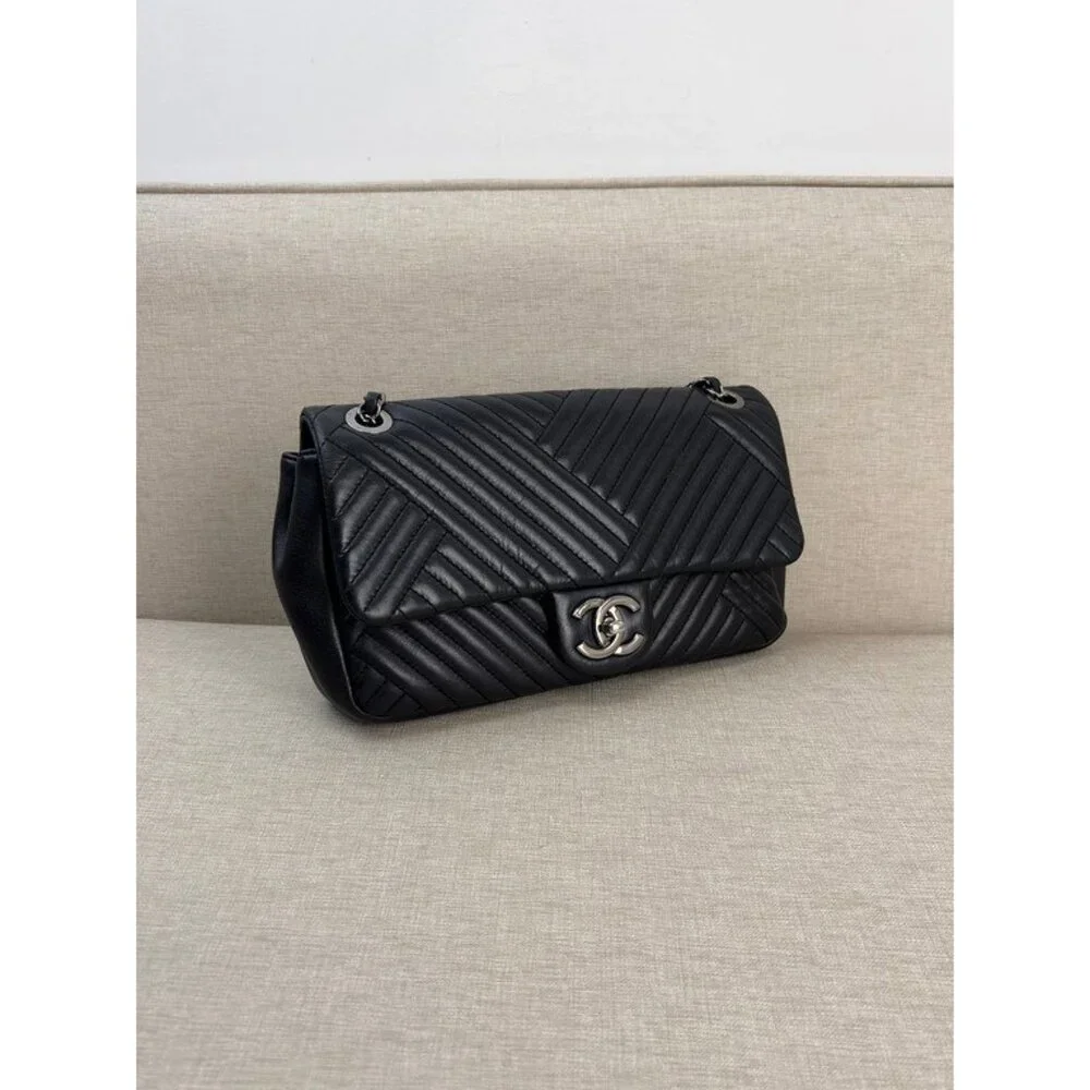 CHANEL Black Lambskin Chevron Flap Bag Medium - Image 3