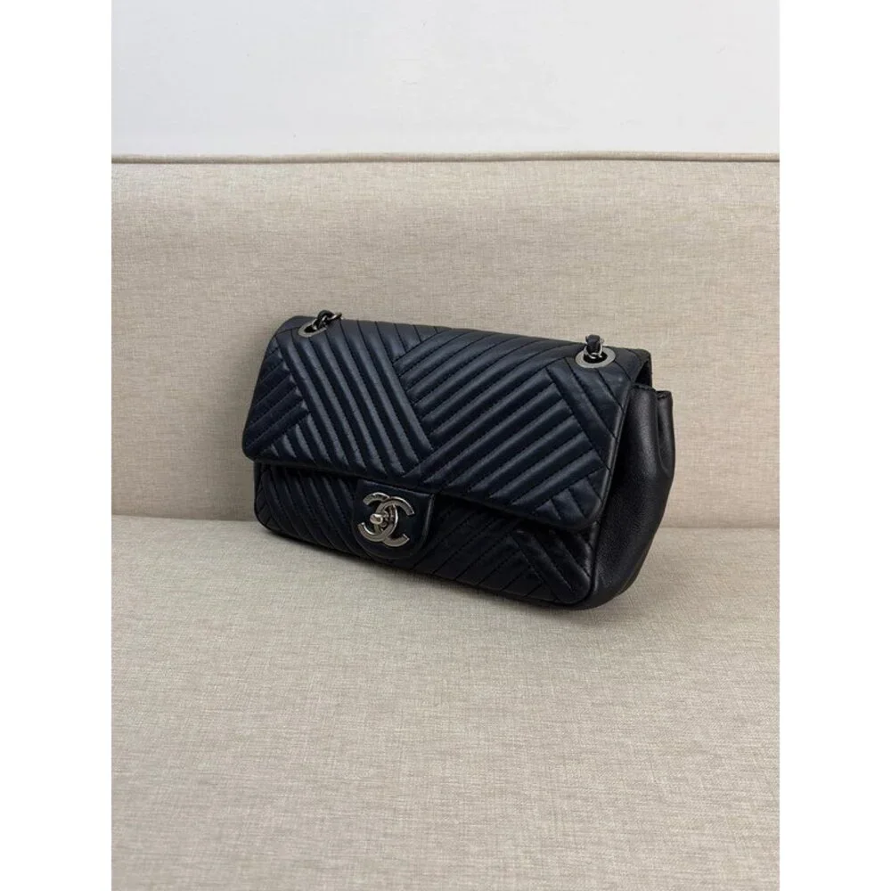 CHANEL Black Lambskin Chevron Flap Bag Medium - Image 4