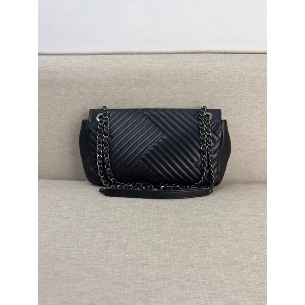 CHANEL Black Lambskin Chevron Flap Bag Medium - Image 5
