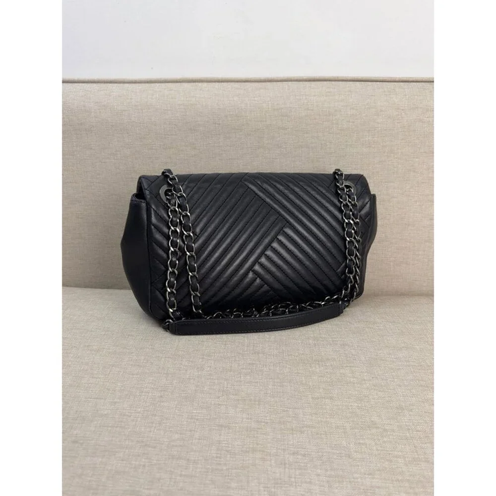 CHANEL Black Lambskin Chevron Flap Bag Medium - Image 6