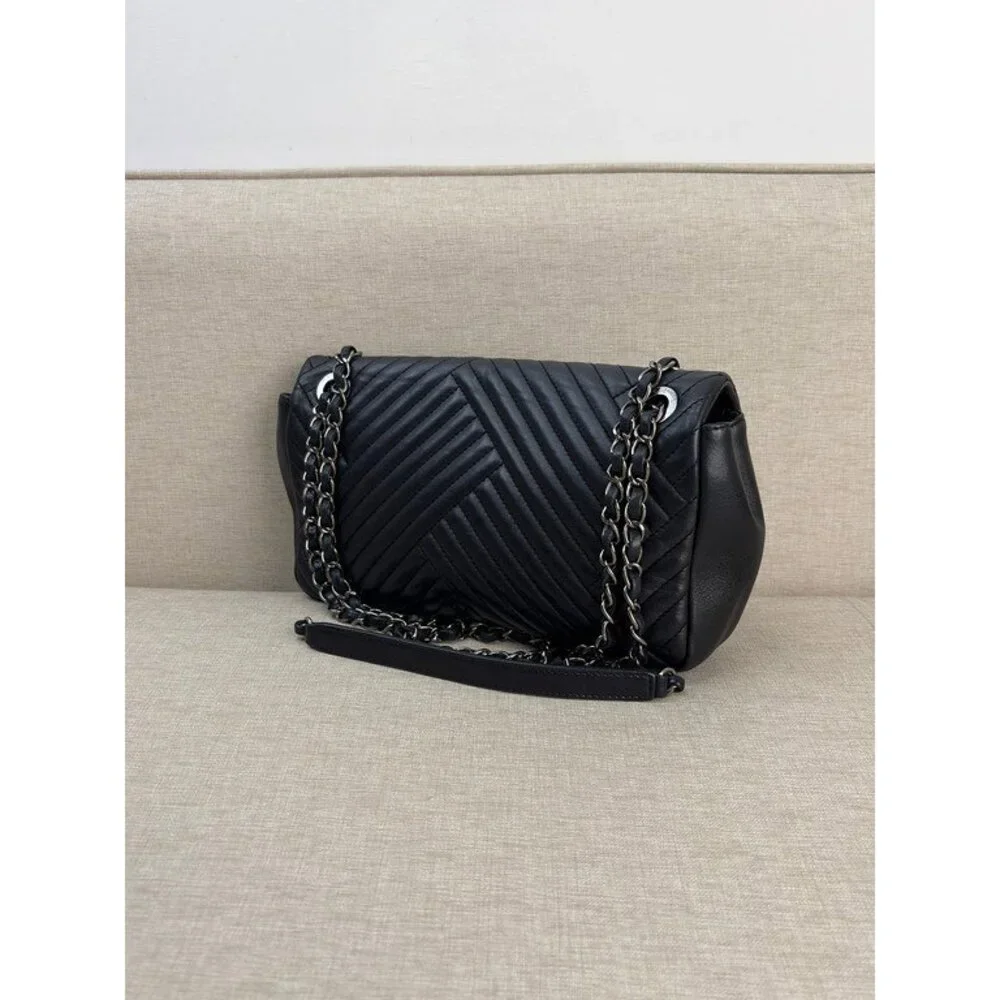 CHANEL Black Lambskin Chevron Flap Bag Medium - Image 7