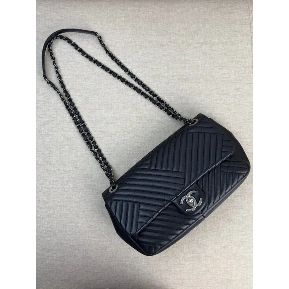 CHANEL Black Lambskin Chevron Flap Bag Medium - Image 9