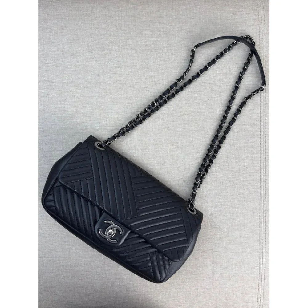 CHANEL Black Lambskin Chevron Flap Bag Medium - Image 10