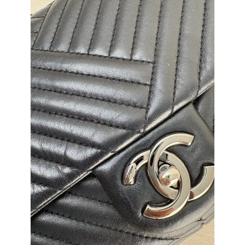 CHANEL Black Lambskin Chevron Flap Bag Medium - Image 13
